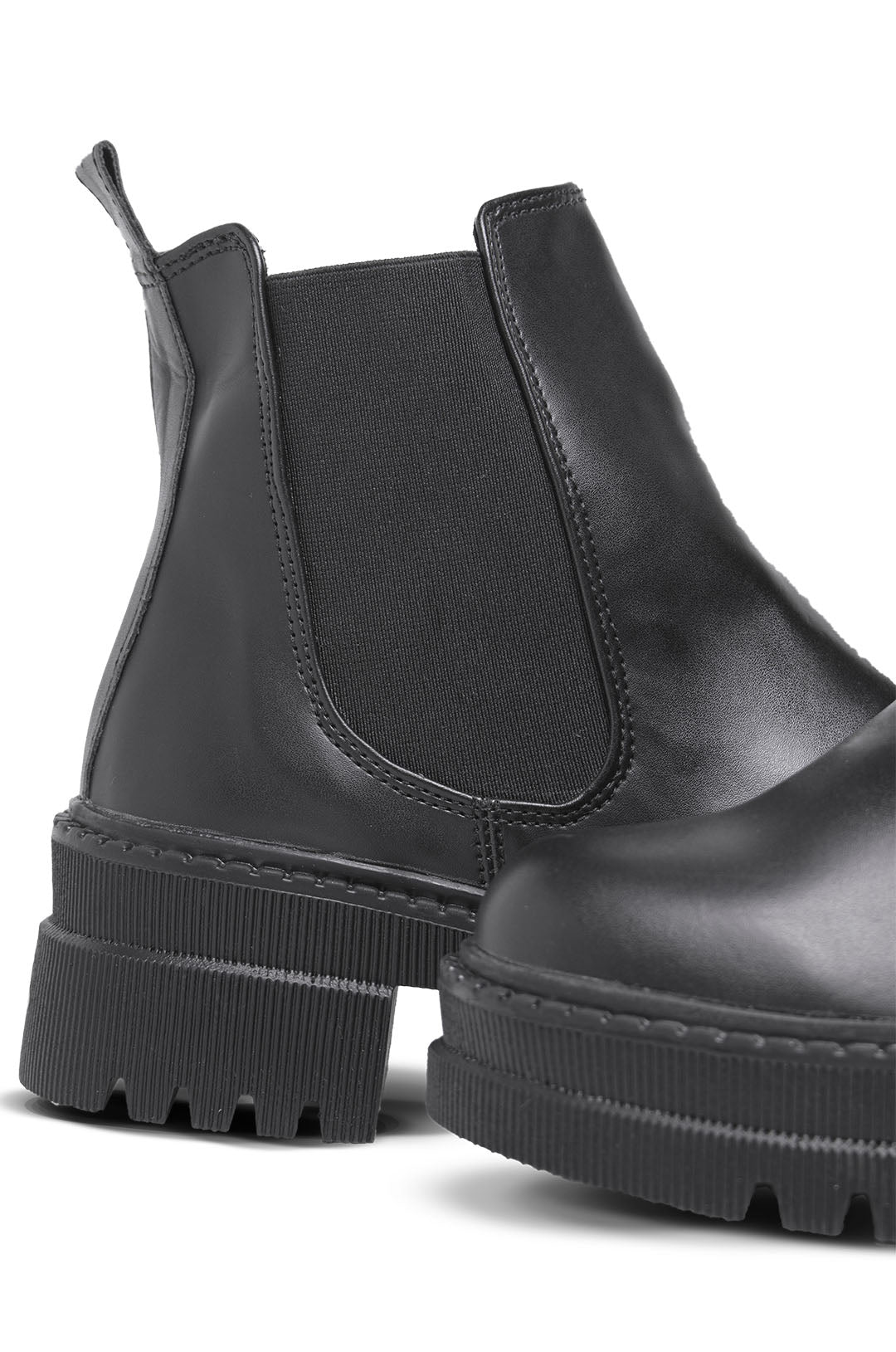 Botín Tractorado Base Cuero Negro — Vellier